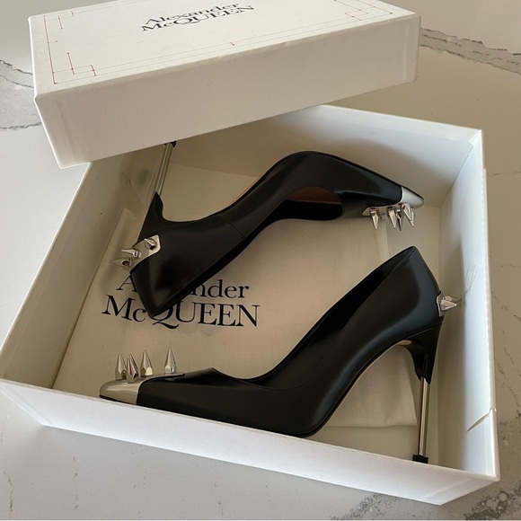 Alexander McQueen Spike-Embellished Leather Pumps - Picture 3 of 13